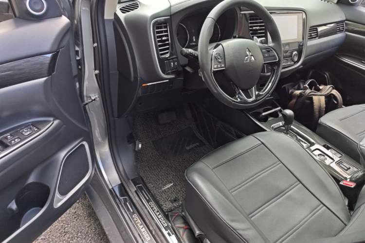 Used Mitsubishi Outlander 2018 2.4L 4x4 Luxury Edition 7-Seater Driver Seat