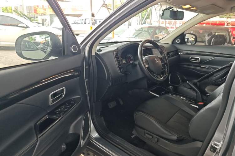 Used Mitsubishi Outlander 2018 2.0L Two-Wheel Drive Glory Edition 5 Seats Driver Seat