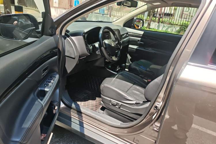 Used Mitsubishi Outlander 2018 2.4L 4x4 Elite Edition 5 Seats Driver Seat