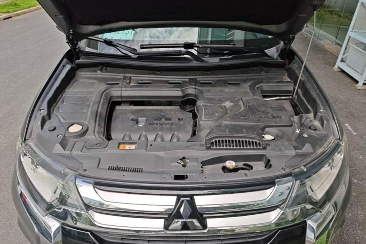 Used Mitsubishi Outlander 2018 2.4L 4x4 Luxury Edition 7-Seater Engine Bay