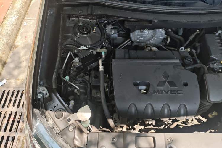 Used Mitsubishi Outlander 2018 2.4L 4x4 Elite Edition 5 Seats Engine Bay Right