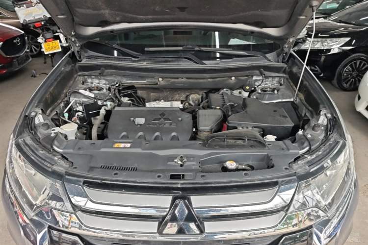 Used Mitsubishi Outlander 2018 2.0L Two-Wheel Drive Glory Edition 5 Seats Engine Bay