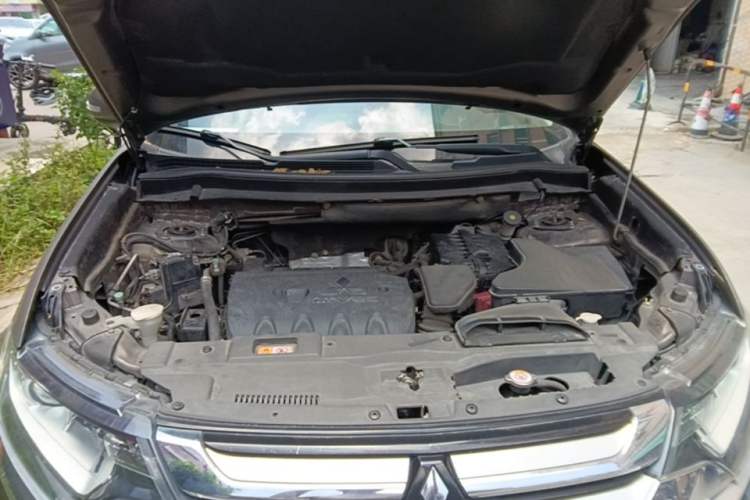 Used Mitsubishi Outlander 2018 2.0L Two-Wheel Drive Glory Edition 5 Seats Engine Bay