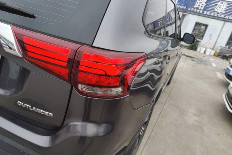 Used Mitsubishi Outlander 2018 2.0L Two-Wheel Drive Glory Edition 5 Seats Exterior 3