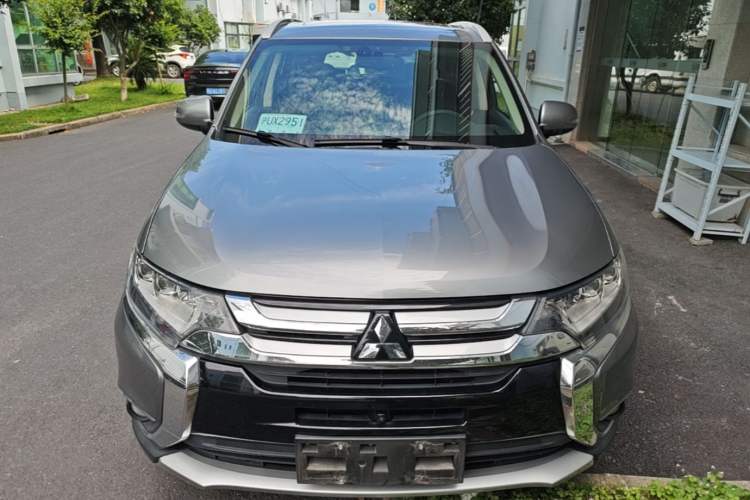 Used Mitsubishi Outlander 2018 2.4L 4x4 Luxury Edition 7-Seater Front
