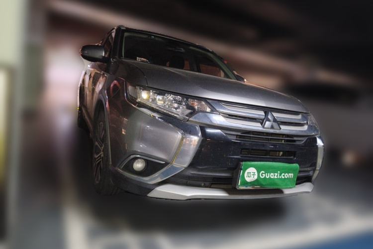 Used Mitsubishi Outlander 2018 2.4L 4x4 Luxury Edition 7-Seater Front Right 45 Deg