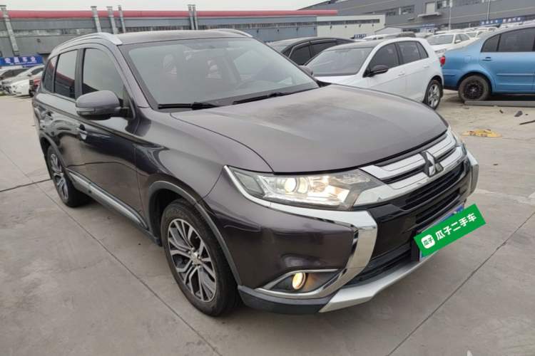 Used Mitsubishi Outlander 2018 2.0L Two-Wheel Drive Glory Edition 5 Seats Front Right 45 Deg