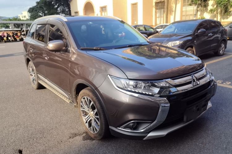 Used Mitsubishi Outlander 2018 2.0L Two-Wheel Drive Glory Edition 5 Seats Front Right 45 Deg