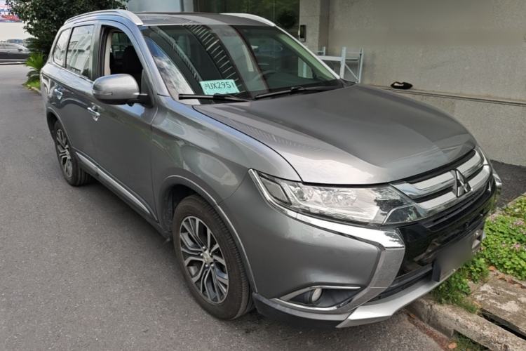 Used Mitsubishi Outlander 2018 2.4L 4x4 Luxury Edition 7-Seater Front Right 45 Deg