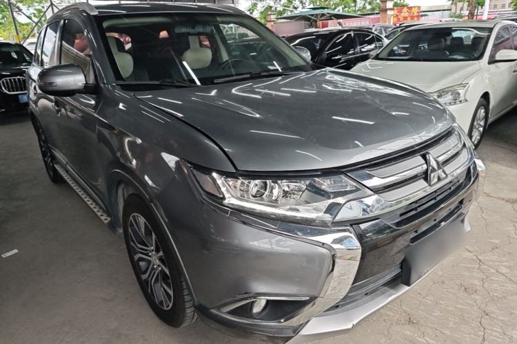 Used Mitsubishi Outlander 2018 2.0L Two-Wheel Drive Glory Edition 5 Seats Front Right 45 Deg