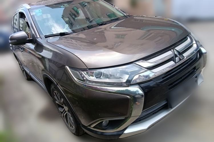 Used Mitsubishi Outlander 2018 2.0L Two-Wheel Drive Glory Edition 5 Seats Front Right 45 Deg