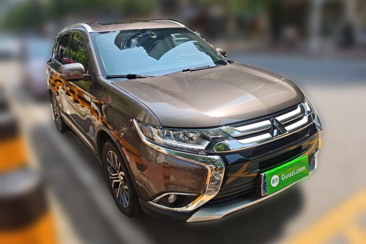 Used Mitsubishi Outlander 2018 2.4L 4x4 Elite Edition 5 Seats Front Right 45 Deg