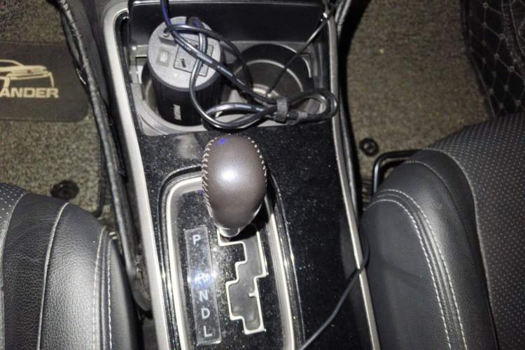 Used Mitsubishi Outlander 2018 2.4L 4x4 Luxury Edition 7-Seater Gear Lever