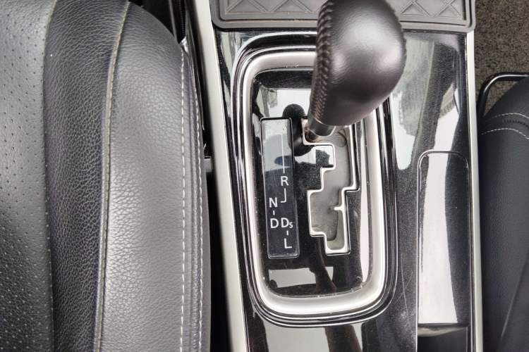 Used Mitsubishi Outlander 2018 2.0L Two-Wheel-Drive Jiale Edition 7-Seater Gear Lever