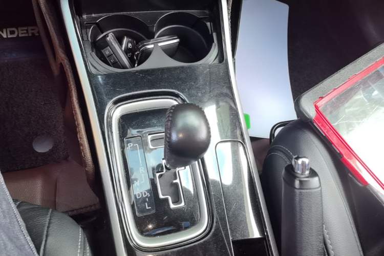 Used Mitsubishi Outlander 2018 2.0L Two-Wheel Drive Glory Edition 5 Seats Gear Lever