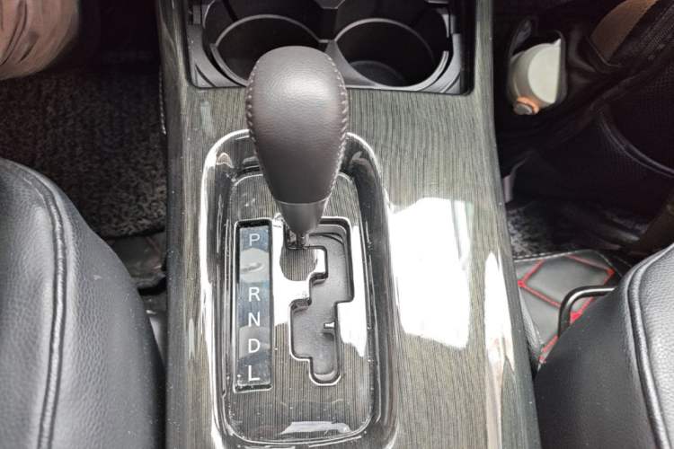 Used Mitsubishi Outlander 2018 2.4L 4x4 Luxury Edition 7-Seater Gear Lever
