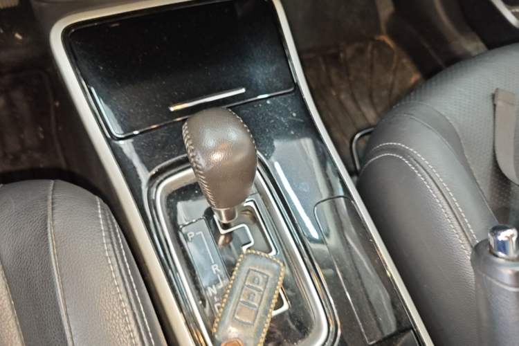 Used Mitsubishi Outlander 2018 2.0L Two-Wheel Drive Glory Edition 5 Seats Gear Lever