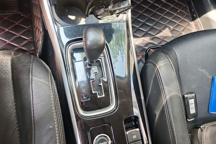 Used Mitsubishi Outlander 2018 2.4L 4x4 Elite Edition 5 Seats Gear Lever