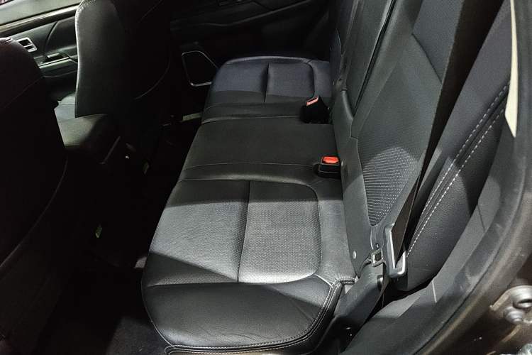 Used Mitsubishi Outlander 2018 2.4L 4x4 Elite Edition 5 Seats Interior 1