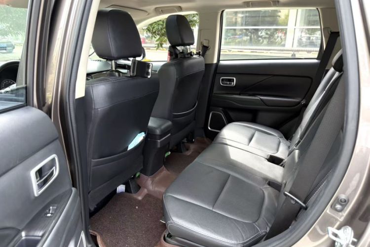 Used Mitsubishi Outlander 2018 2.0L Two-Wheel Drive Glory Edition 5 Seats Interior 2