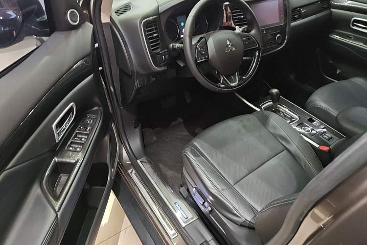 Used Mitsubishi Outlander 2018 2.4L 4x4 Elite Edition 5 Seats Interior 2