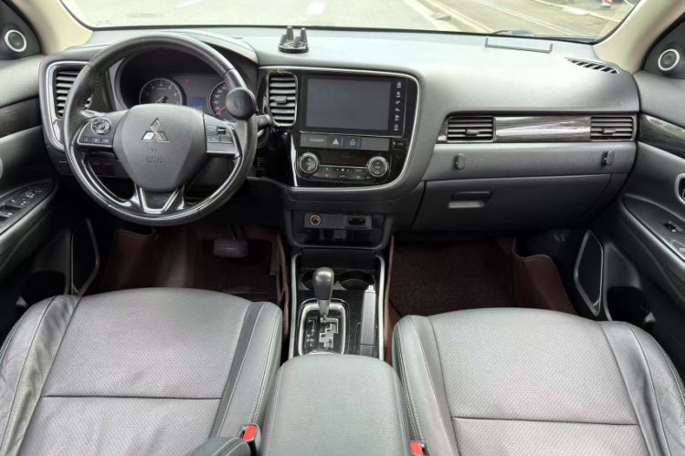 Used Mitsubishi Outlander 2018 2.0L Two-Wheel Drive Glory Edition 5 Seats Interior 3