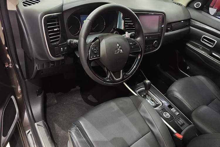 Used Mitsubishi Outlander 2018 2.4L 4x4 Elite Edition 5 Seats Interior 3