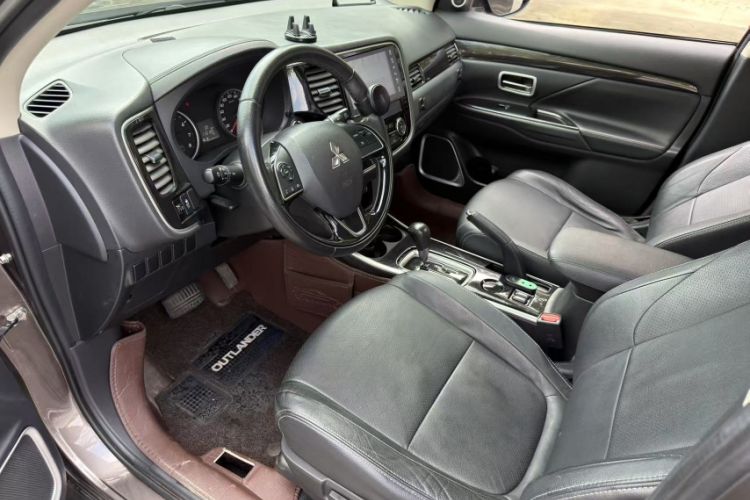 Used Mitsubishi Outlander 2018 2.0L Two-Wheel Drive Glory Edition 5 Seats Interior 4