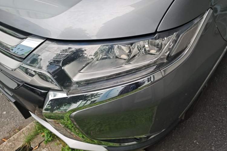 Used Mitsubishi Outlander 2018 2.4L 4x4 Luxury Edition 7-Seater Left Front Headlight