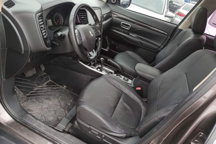 Used Mitsubishi Outlander 2018 2.0L Two-Wheel Drive Glory Edition 5 Seats Left Front Seat