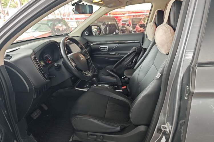Used Mitsubishi Outlander 2018 2.0L Two-Wheel Drive Glory Edition 5 Seats Left Front Seat