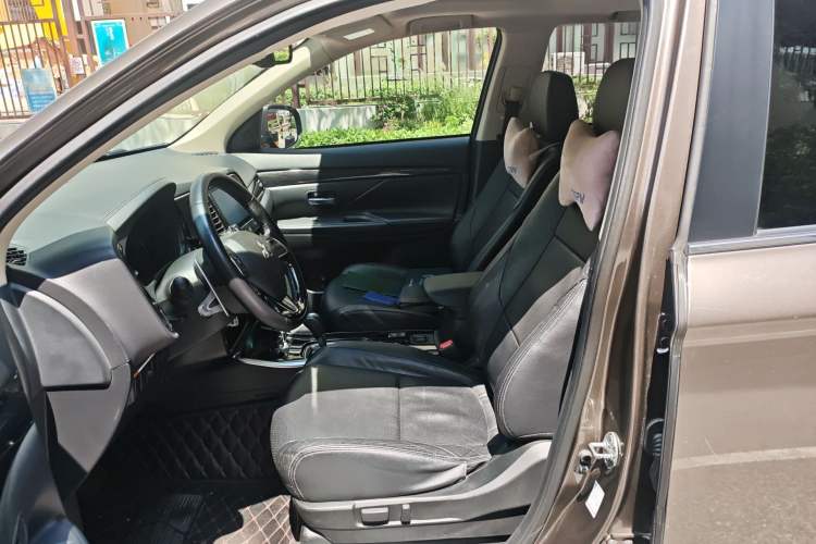 Used Mitsubishi Outlander 2018 2.4L 4x4 Elite Edition 5 Seats Left Front Seat