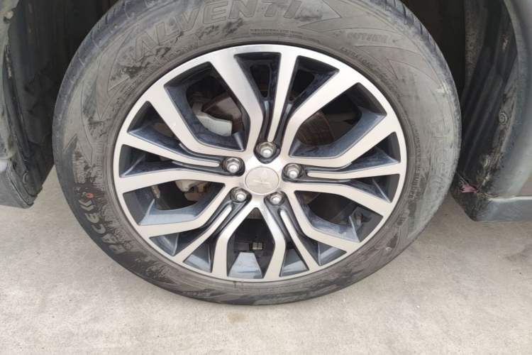 Used Mitsubishi Outlander 2018 2.0L Two-Wheel Drive Glory Edition 5 Seats Left Front Wheel Hub