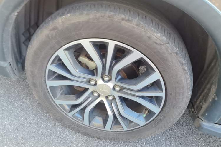 Used Mitsubishi Outlander 2018 2.0L Two-Wheel Drive Glory Edition 5 Seats Left Front Wheel Hub