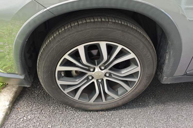 Used Mitsubishi Outlander 2018 2.4L 4x4 Luxury Edition 7-Seater Left Front Wheel Hub