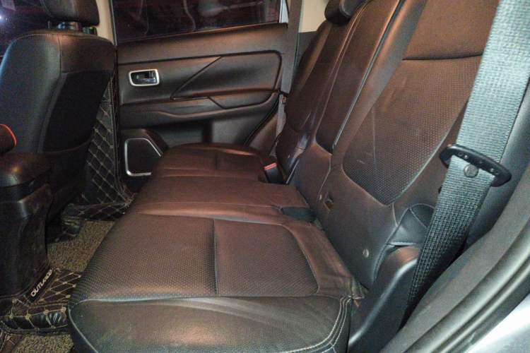 Used Mitsubishi Outlander 2018 2.4L 4x4 Luxury Edition 7-Seater Left Rear Seat