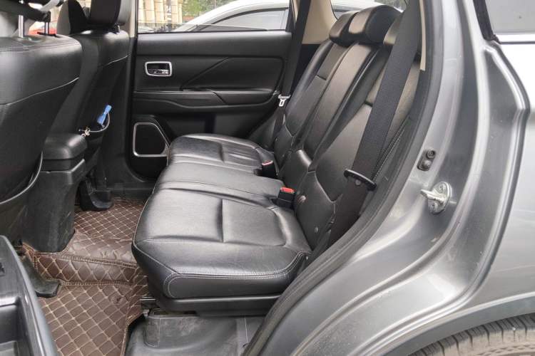 Used Mitsubishi Outlander 2018 2.0L Two-Wheel-Drive Jiale Edition 7-Seater Left Rear Seat