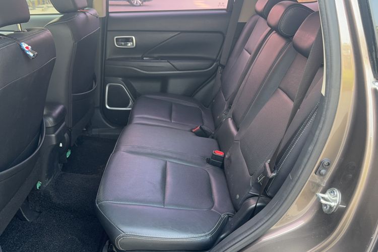Used Mitsubishi Outlander 2018 2.0L Two-Wheel Drive Glory Edition 5 Seats Left Rear Seat