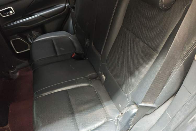 Used Mitsubishi Outlander 2018 2.4L 4x4 Elite Edition 5 Seats Left Rear Seat