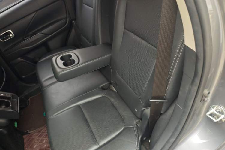 Used Mitsubishi Outlander 2018 2.4L 4x4 Elite Edition 5 Seats Left Rear Seat