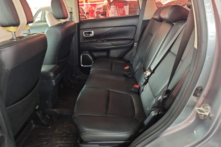 Used Mitsubishi Outlander 2018 2.0L Two-Wheel Drive Glory Edition 5 Seats Left Rear Seat