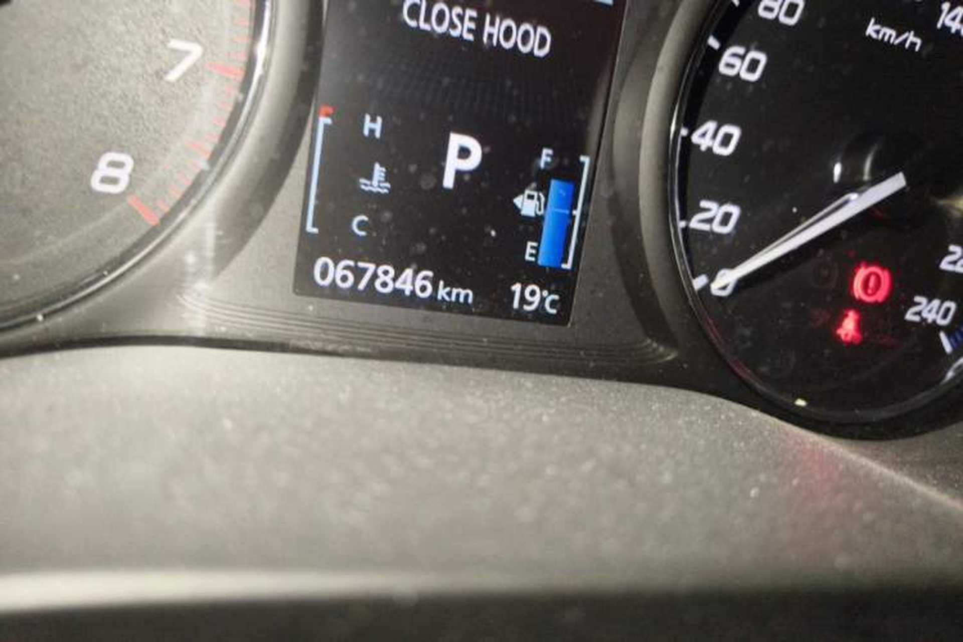 Used Mitsubishi Outlander 2018 2.4L 4x4 Luxury Edition 7-Seater Odometer Close Up