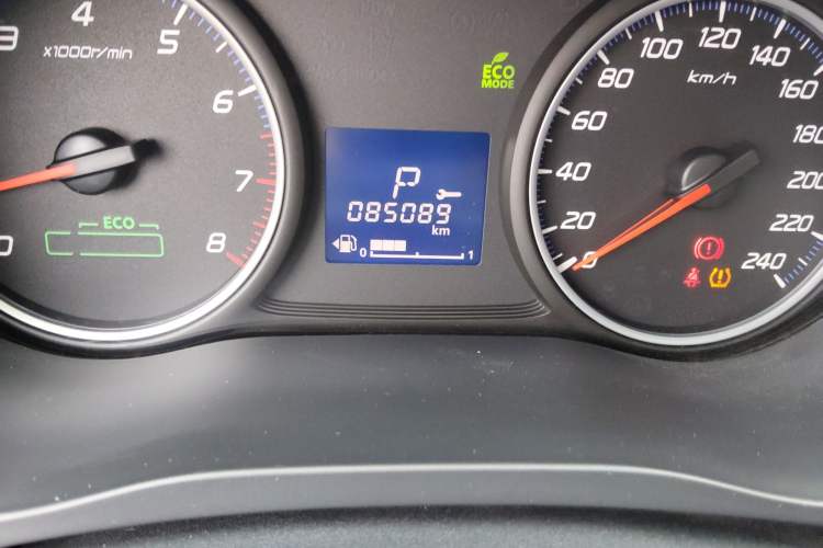 Used Mitsubishi Outlander 2018 2.0L Two-Wheel-Drive Jiale Edition 7-Seater Odometer Close Up