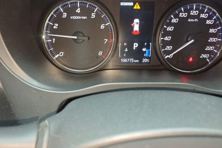 Used Mitsubishi Outlander 2018 2.4L 4x4 Elite Edition 5 Seats Odometer Close Up