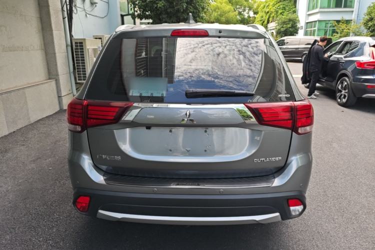 Used Mitsubishi Outlander 2018 2.4L 4x4 Luxury Edition 7-Seater Rear