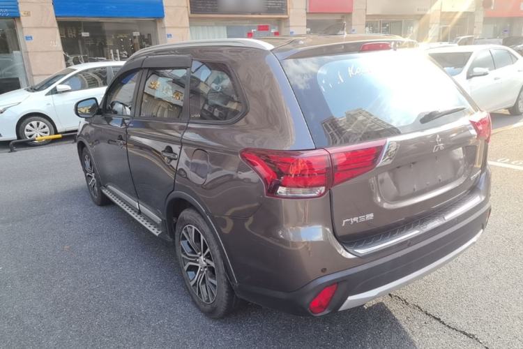 Used Mitsubishi Outlander 2018 2.0L Two-Wheel Drive Glory Edition 5 Seats Rear Left 45 Deg