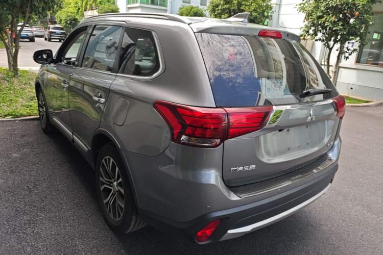 Used Mitsubishi Outlander 2018 2.4L 4x4 Luxury Edition 7-Seater Rear Left 45 Deg