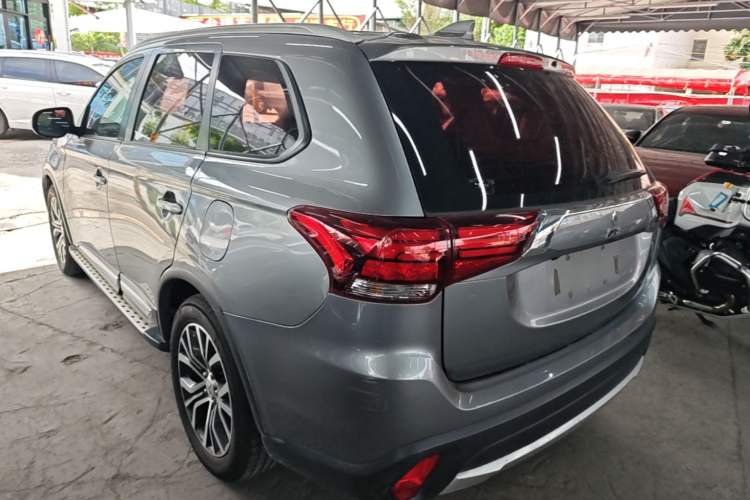 Used Mitsubishi Outlander 2018 2.0L Two-Wheel Drive Glory Edition 5 Seats Rear Left 45 Deg