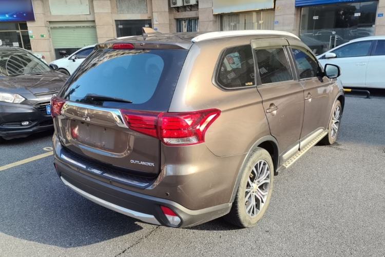 Used Mitsubishi Outlander 2018 2.0L Two-Wheel Drive Glory Edition 5 Seats Rear Right 45 Deg
