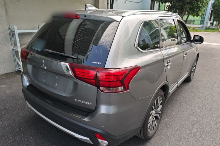 Used Mitsubishi Outlander 2018 2.4L 4x4 Luxury Edition 7-Seater Rear Right 45 Deg